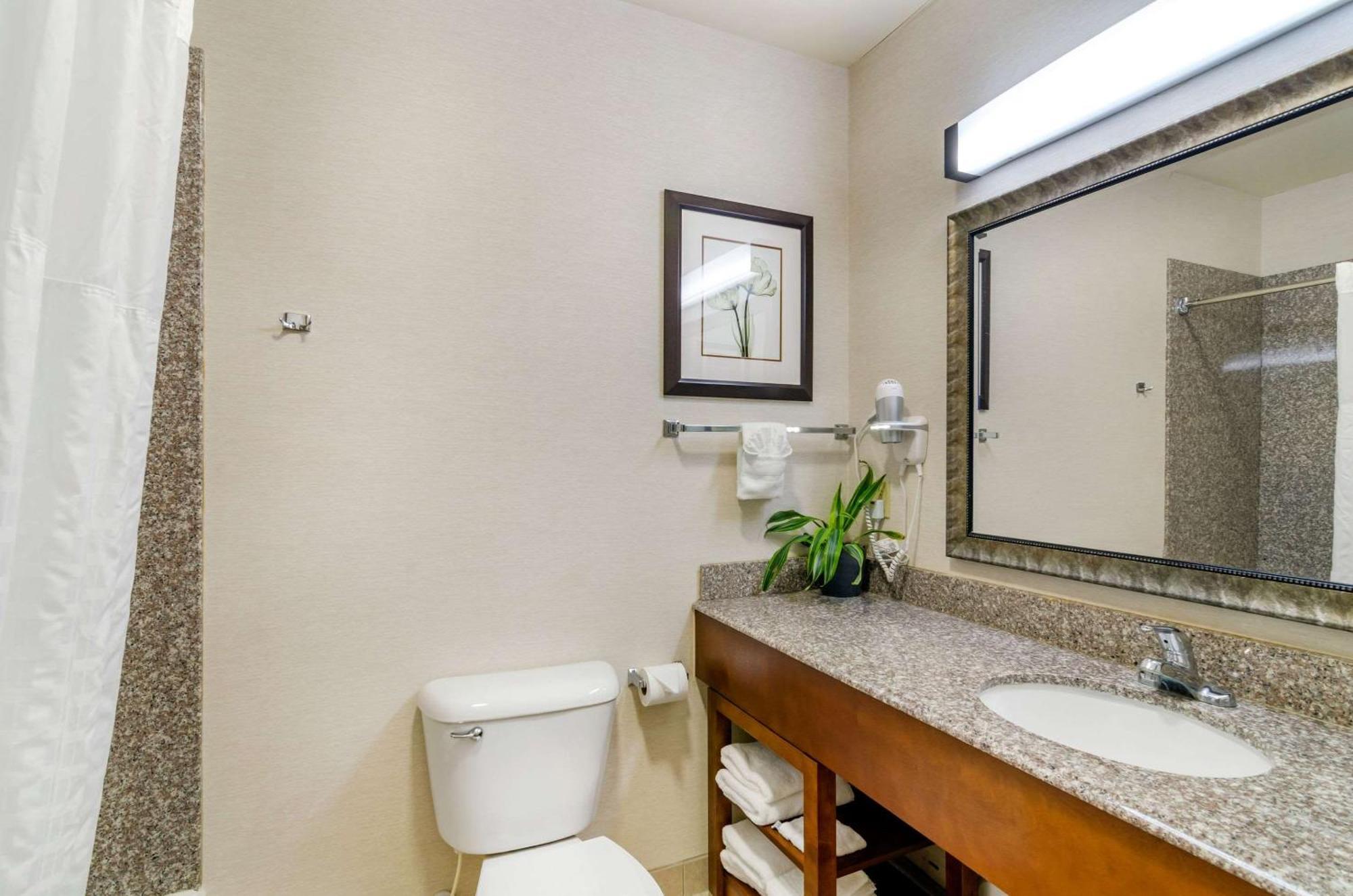 Comfort Inn & Suites Near Bethel College Newton Esterno foto