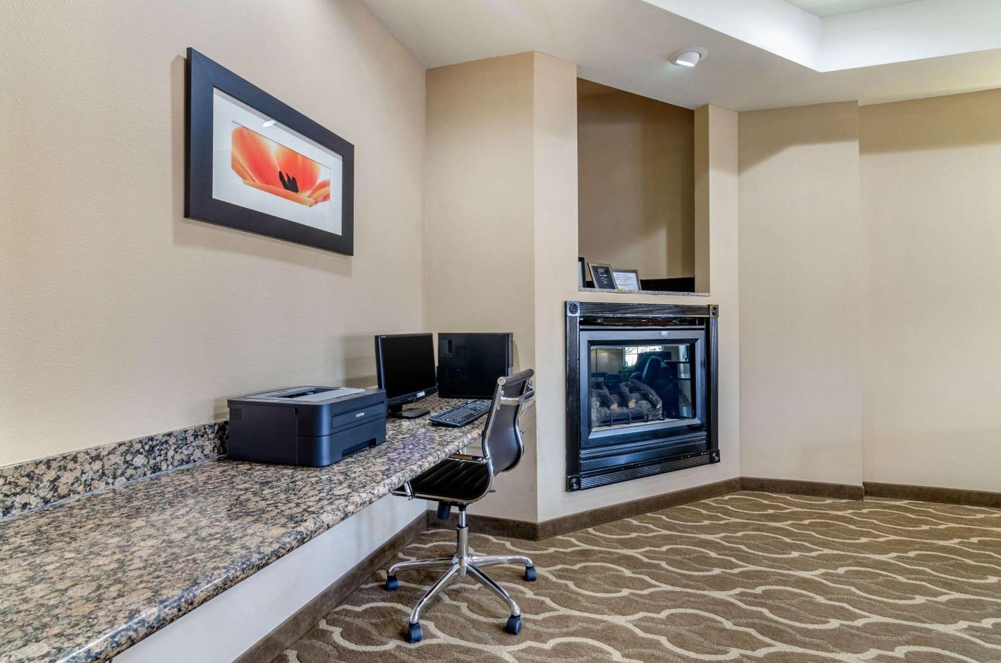 Comfort Inn & Suites Near Bethel College Newton Esterno foto