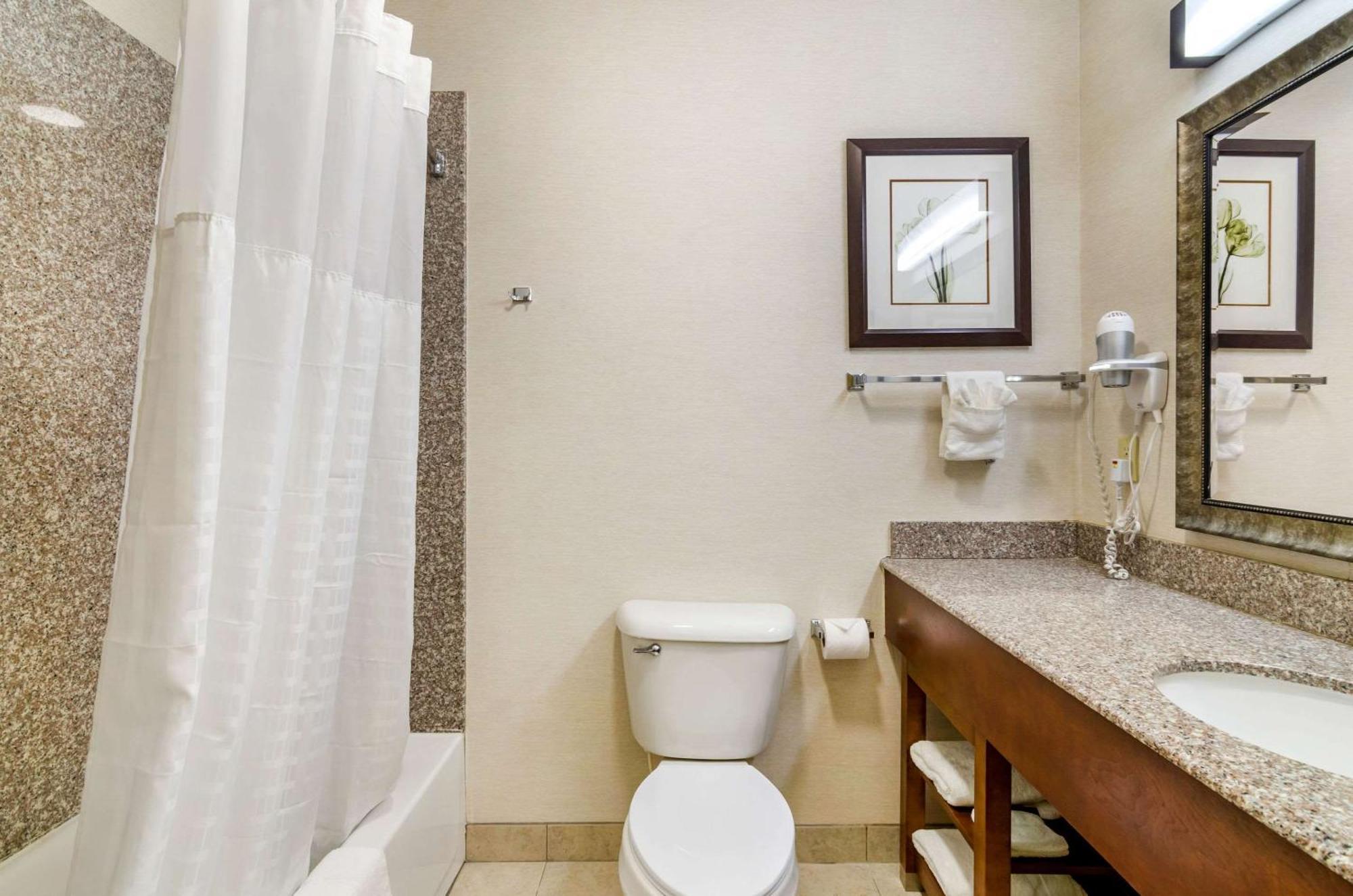Comfort Inn & Suites Near Bethel College Newton Esterno foto