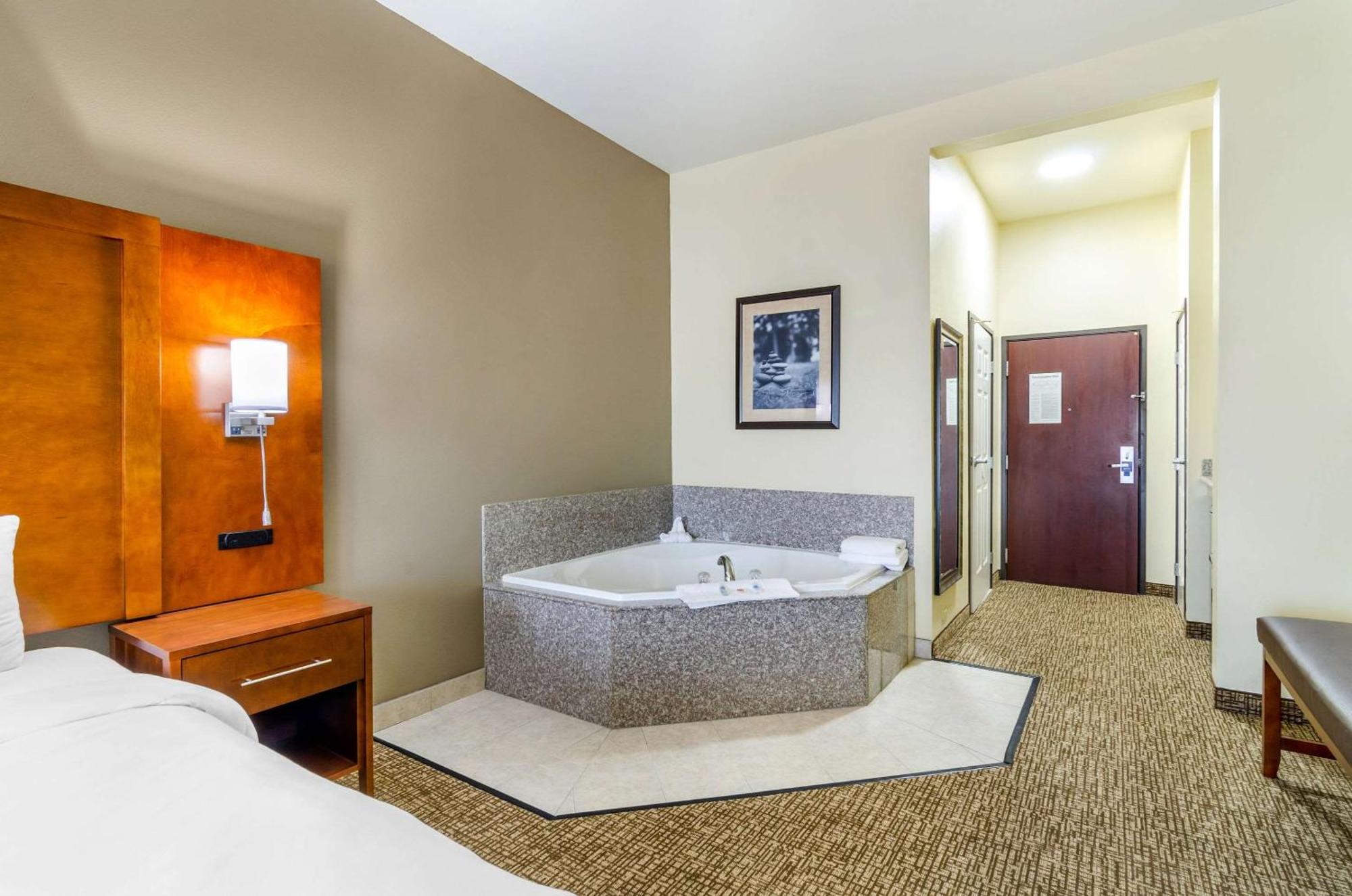 Comfort Inn & Suites Near Bethel College Newton Esterno foto