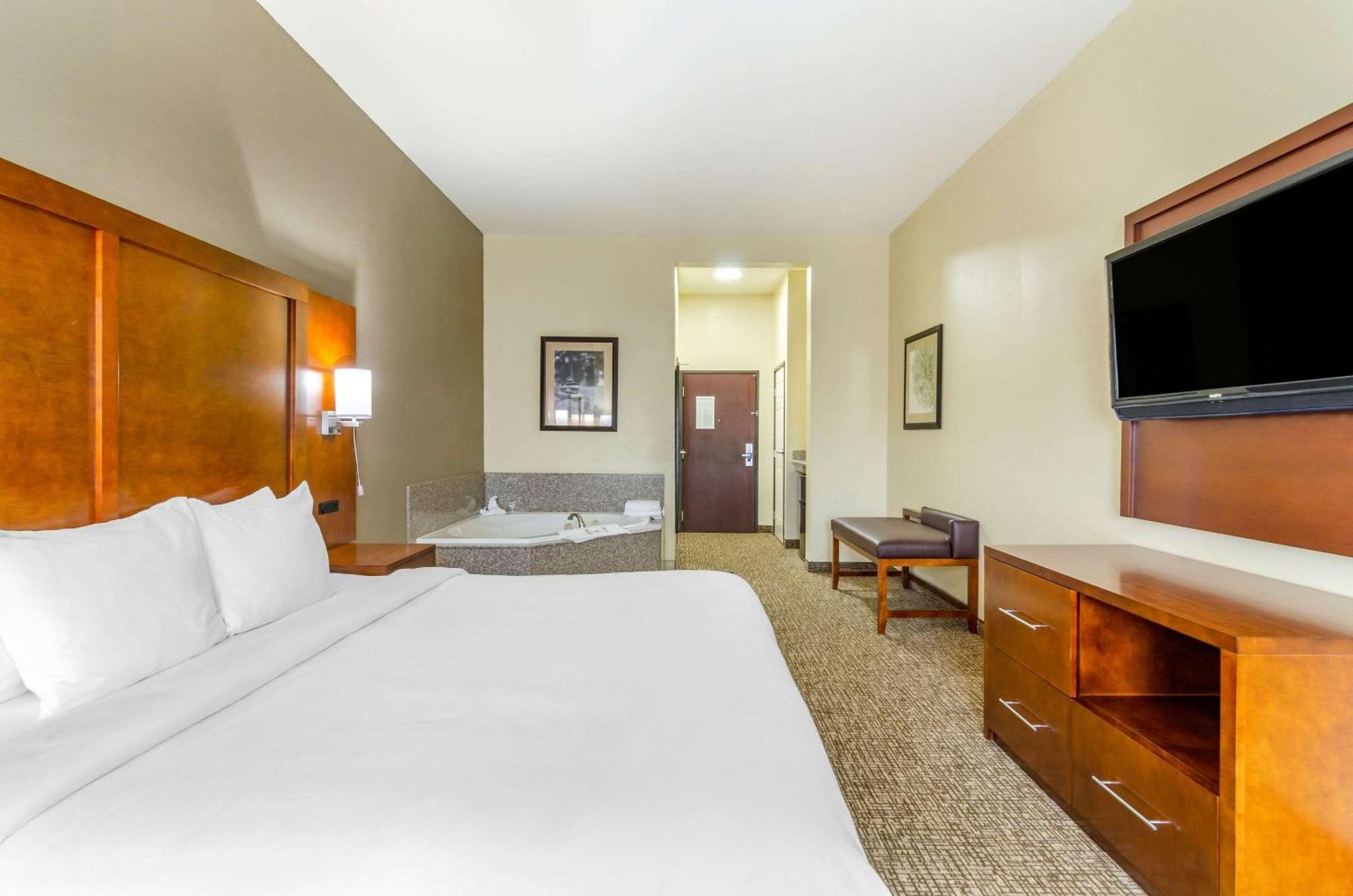 Comfort Inn & Suites Near Bethel College Newton Esterno foto
