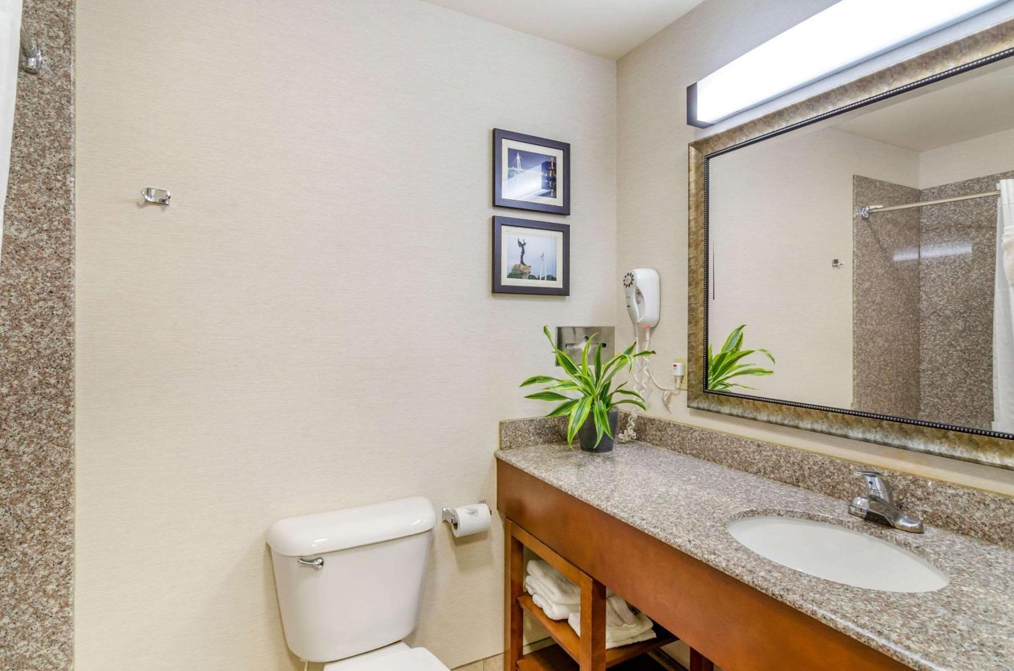 Comfort Inn & Suites Near Bethel College Newton Esterno foto