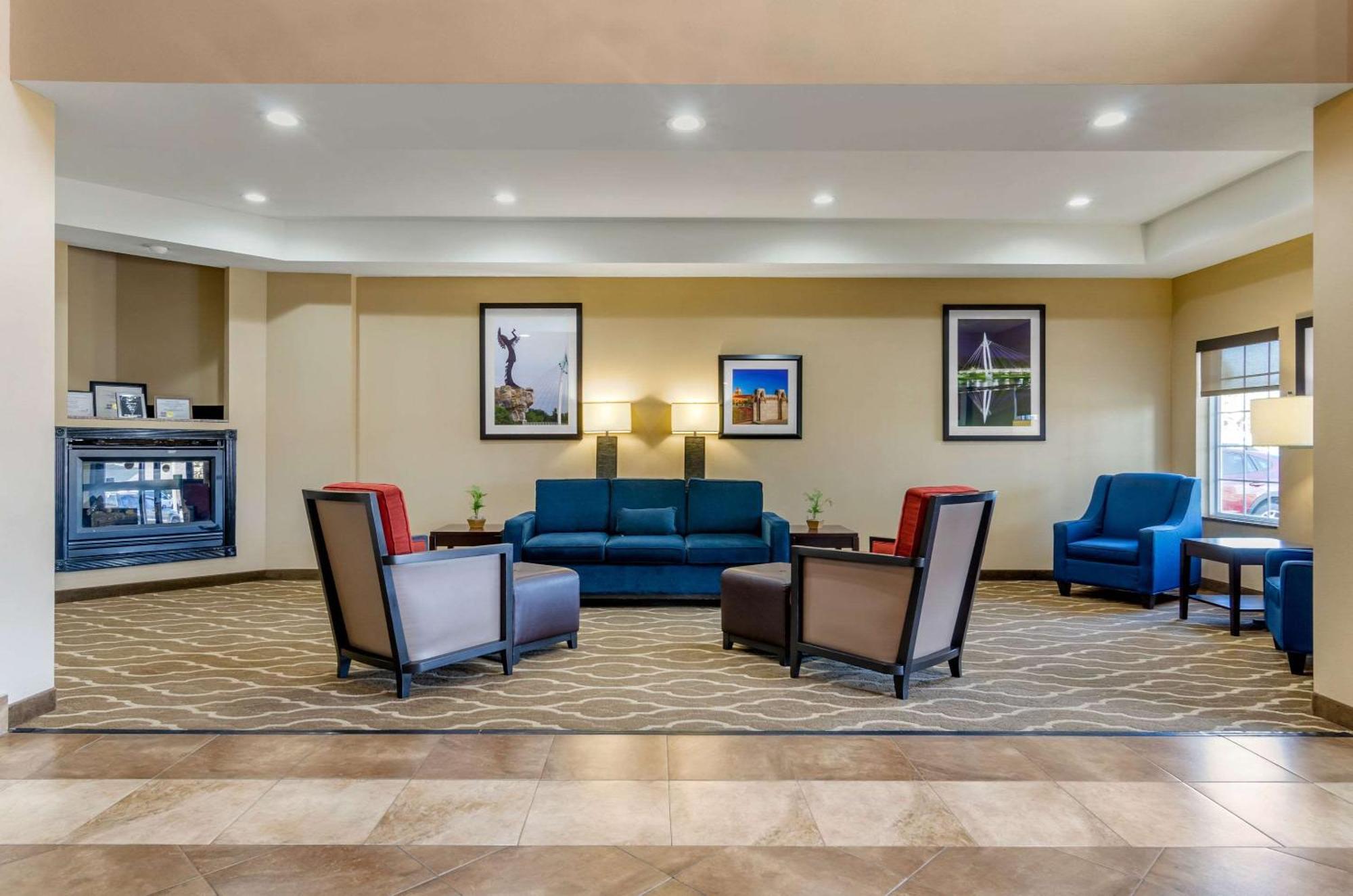 Comfort Inn & Suites Near Bethel College Newton Esterno foto