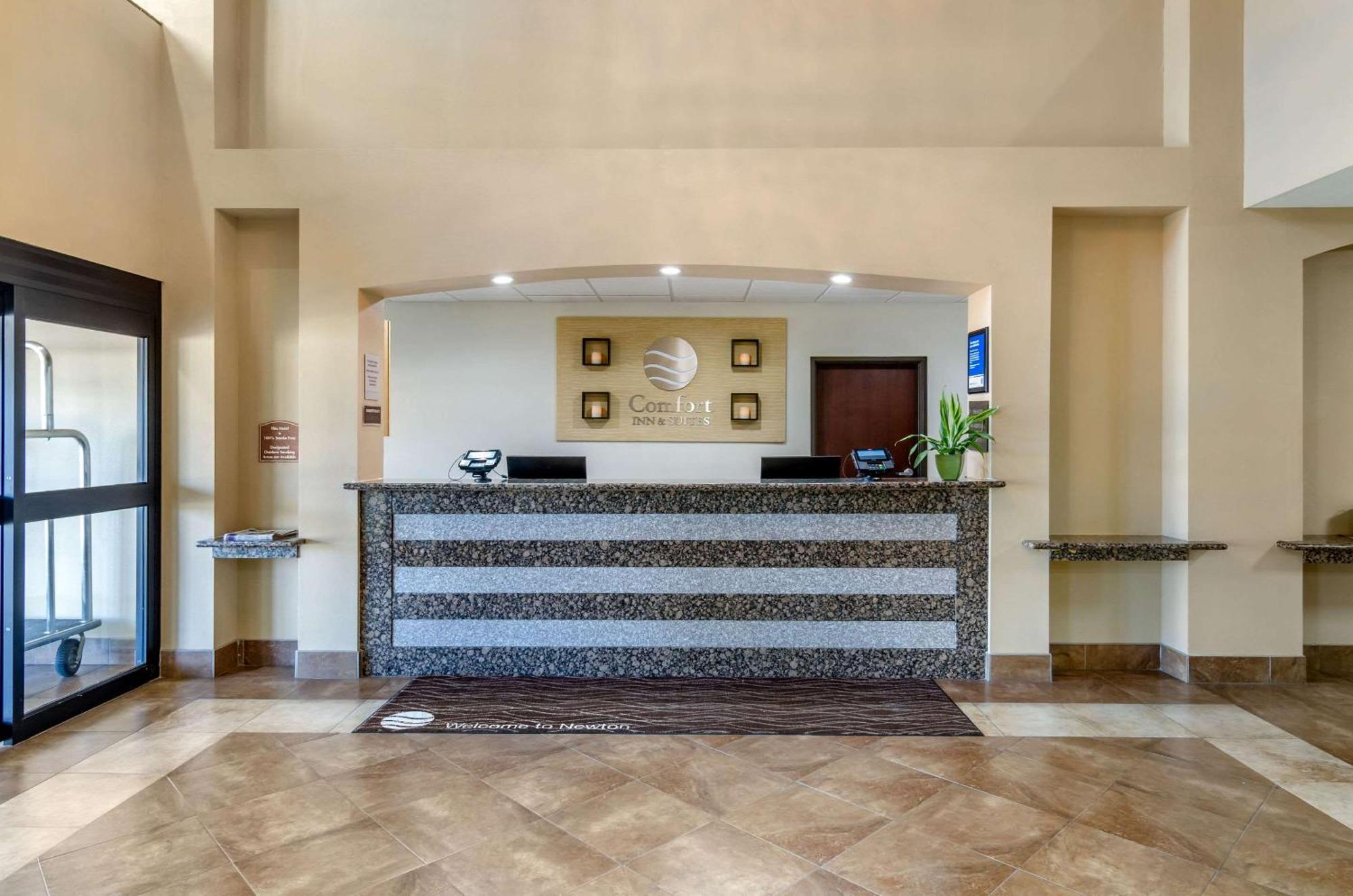 Comfort Inn & Suites Near Bethel College Newton Esterno foto
