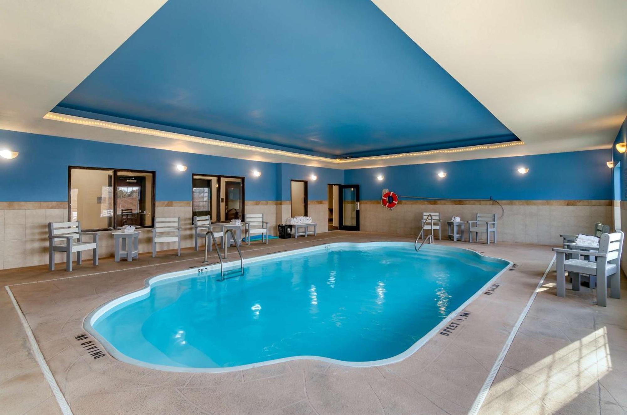 Comfort Inn & Suites Near Bethel College Newton Esterno foto